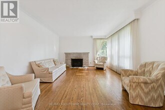 1095 Linbrook Rd in Oakville, ON - Building Photo - Building Photo