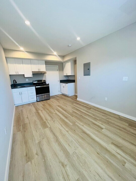 4270 W 4th St in Los Angeles, CA - Building Photo
