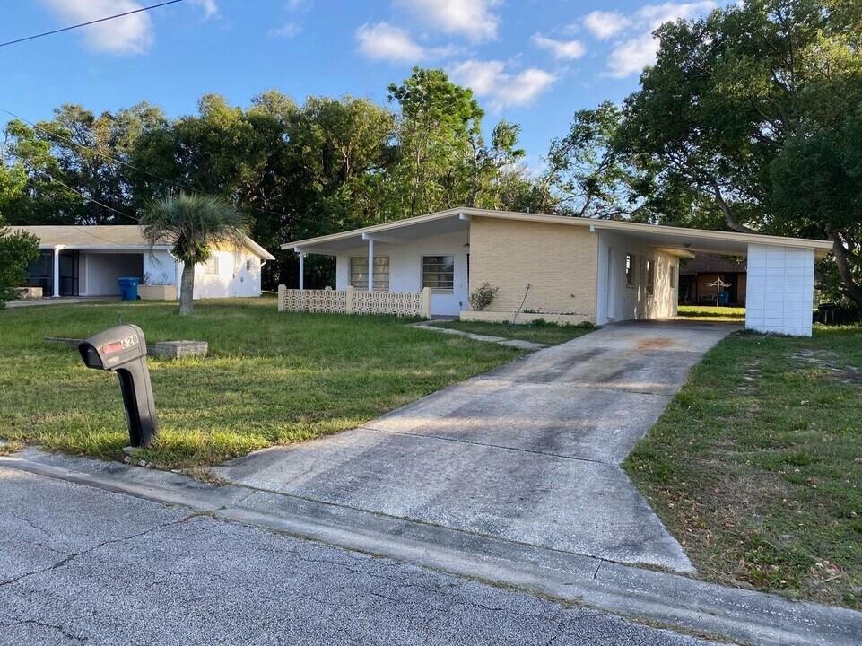 620 Poinsettia Dr in Orange City, FL - Building Photo