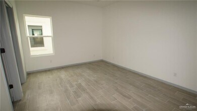 5609 Ozark Ave-Unit -1 in McAllen, TX - Foto de edificio - Building Photo