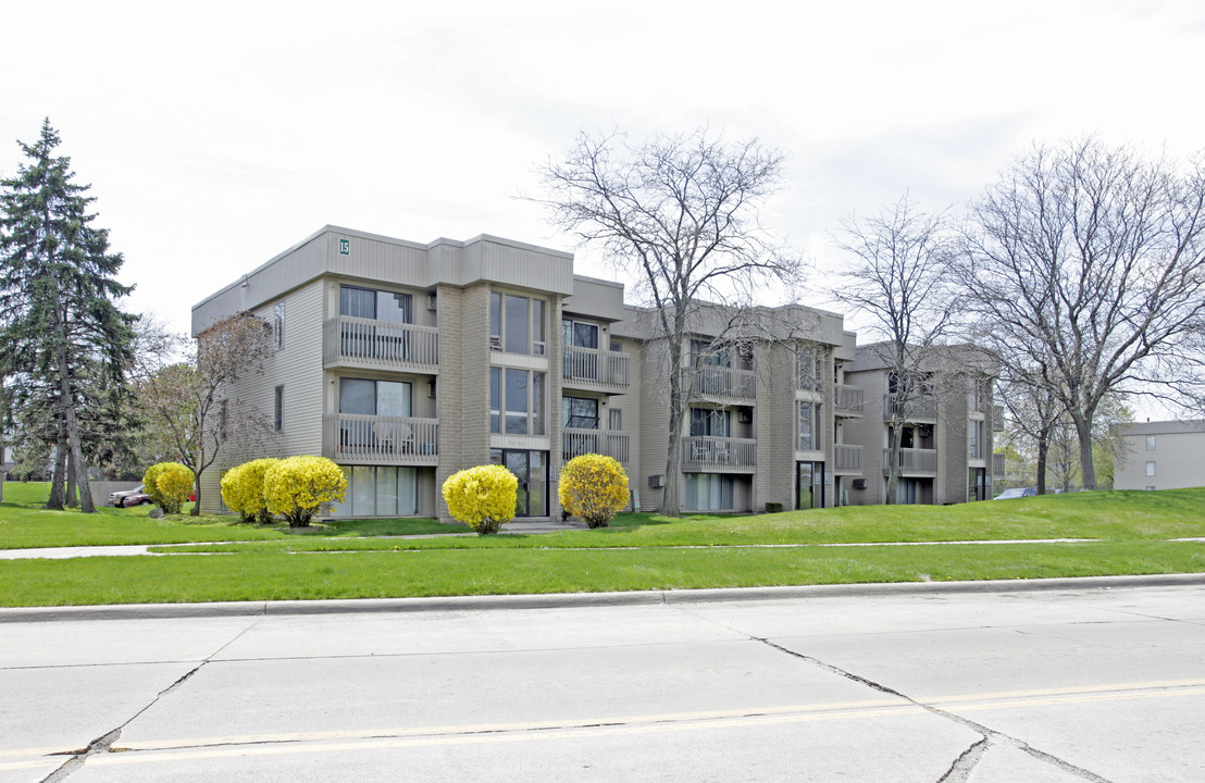 Peachtree Apartments in Clinton Township, MI - Building Photo