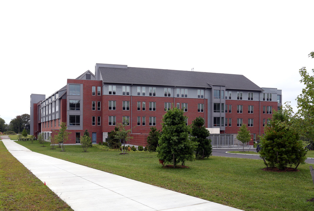 NEIT Residence Hall in East Greenwich, RI - Foto de edificio