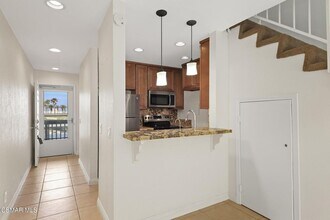 240 E Surfside Dr in Port Hueneme, CA - Building Photo - Building Photo