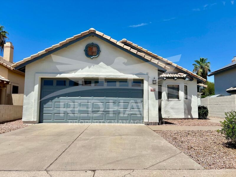 1420 E Rosemonte Dr in Phoenix, AZ - Foto de edificio