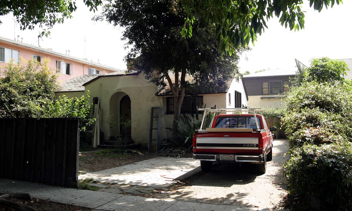 Condominium in Burbank, CA - Building Photo