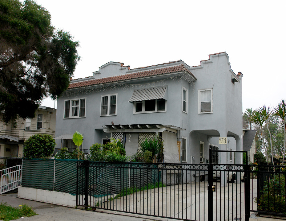 653 N Heliotrope Dr in Los Angeles, CA - Building Photo