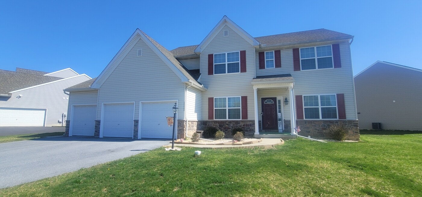 3322 Jonagold Dr in Harrisburg, PA - Building Photo