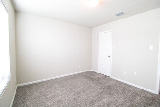 7043 Diamond Vly in San Antonio, TX - Building Photo - Building Photo