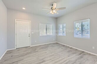 7010 N 80th Ave in Glendale, AZ - Building Photo - Building Photo