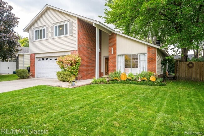 24323 Pinecrest St in Novi, MI - Building Photo - Building Photo