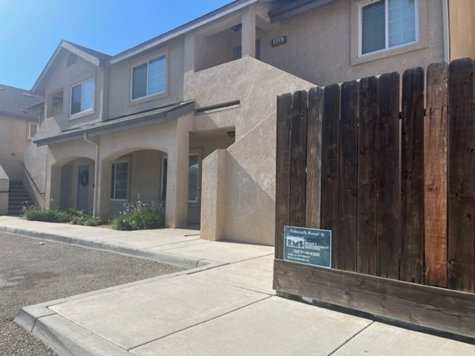 6118 Royal Coach Cir in Bakersfield, CA - Foto de edificio