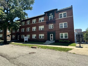 Katy and Delilah Plaza Living in Kansas City, MO - Foto de edificio - Building Photo