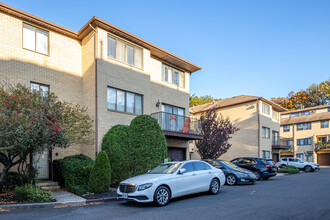 Foxwood Square Condo in Staten Island, NY - Building Photo - Building Photo