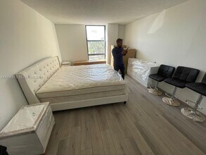 2350 NE 135th St in North Miami, FL - Building Photo - Building Photo