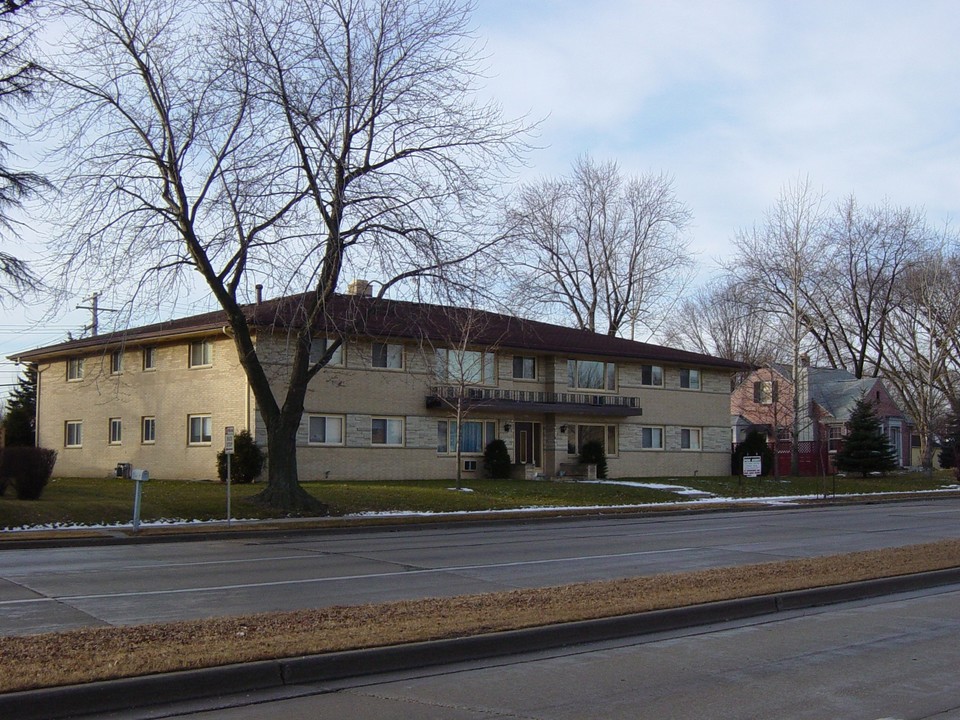 10319 W Hampton Ave in Milwaukee, WI - Building Photo