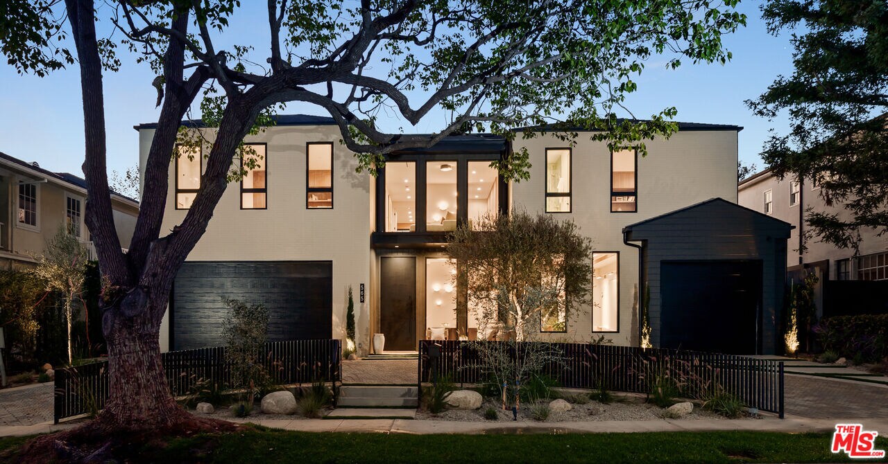 565 Toyopa Dr in Los Angeles, CA - Building Photo