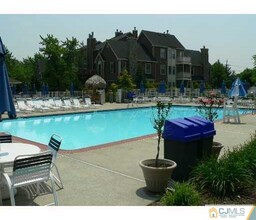 32 Lear Ct in East Brunswick, NJ - Building Photo - Building Photo