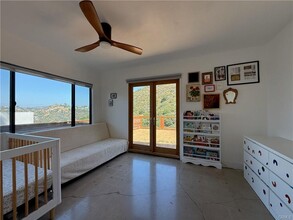 8515 Crescent Dr in Los Angeles, CA - Building Photo - Building Photo