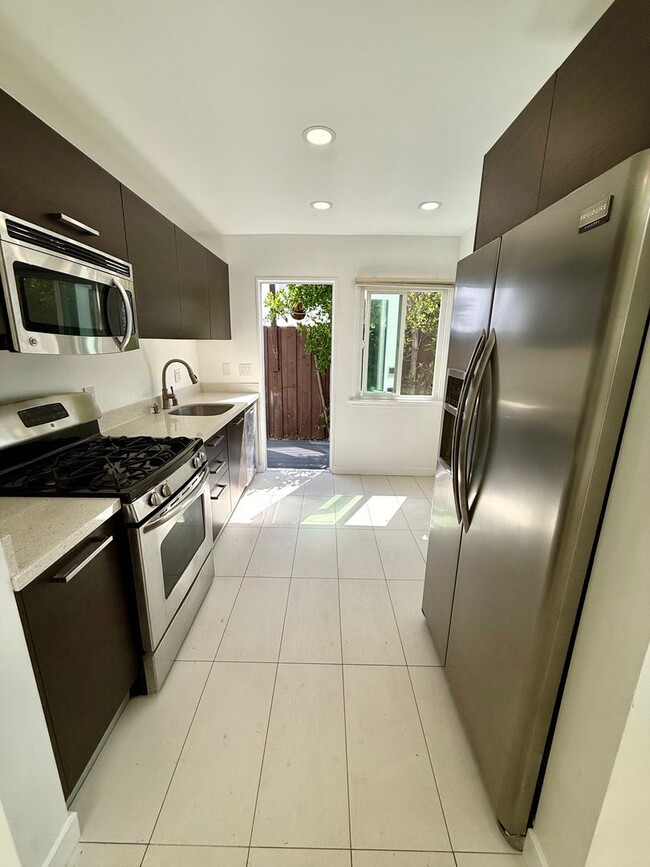 2030 Ocean Park Blvd in Santa Monica, CA - Building Photo - Building Photo