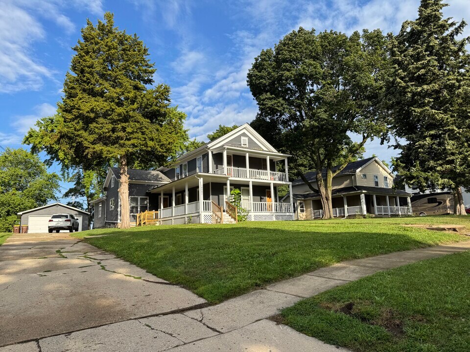 10907 N Woodstock St, Unit B in Huntley, IL - Building Photo