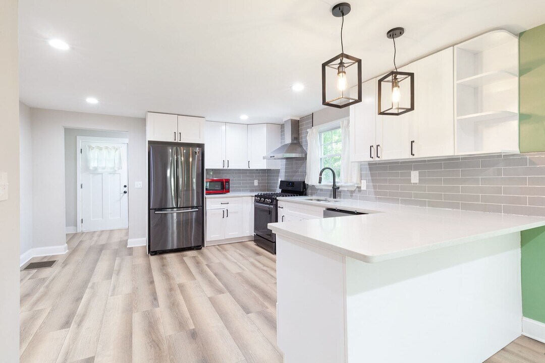 1408 Gus Thornhill Jr Dr in East Point, GA - Building Photo