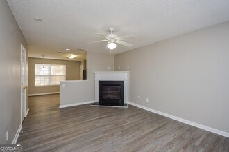 325 Coral Cir in Mcdonough, GA - Foto de edificio - Building Photo