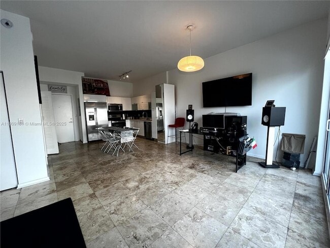 133 NE 2nd Ave, Unit 617 in Miami, FL - Building Photo - Building Photo