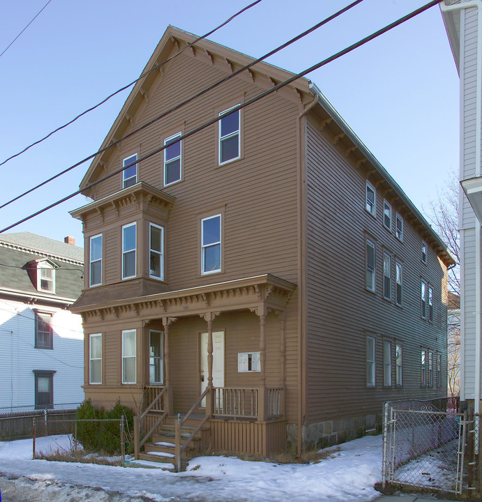 496 4th St in Fall River, MA - Building Photo