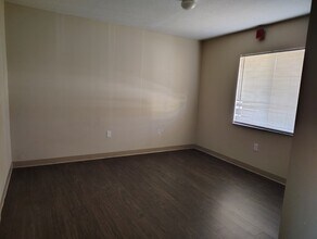 550 S John Young Pkwy in Orlando, FL - Building Photo - Building Photo