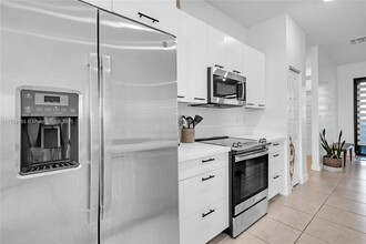 8175 NW 104th Ave, Unit 28 in Doral, FL - Building Photo - Building Photo