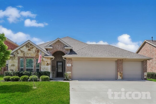 property at 3105 Oakcrest Dr