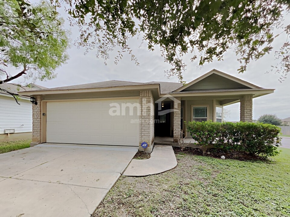 7014 Heathers Pond in San Antonio, TX - Building Photo