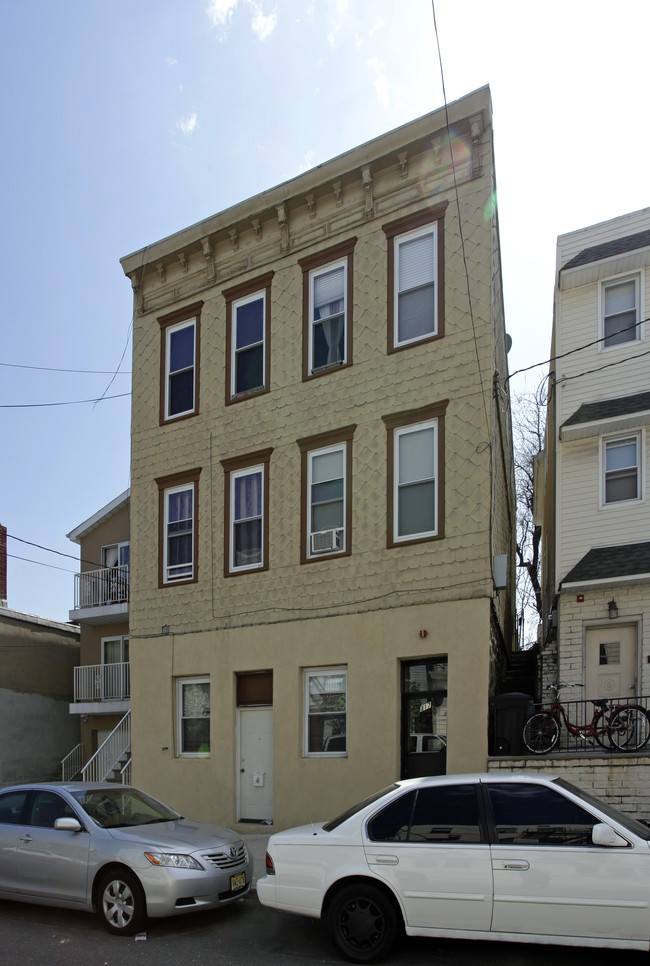 317 68th St in West New York, NJ - Building Photo - Building Photo