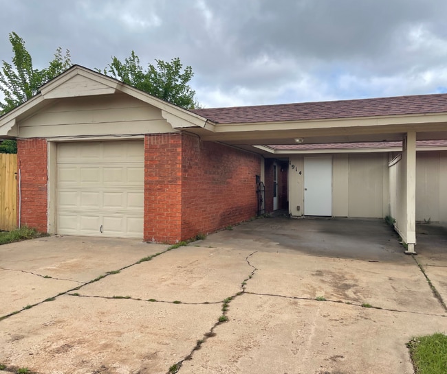 property at 1914 N Moulton Ct