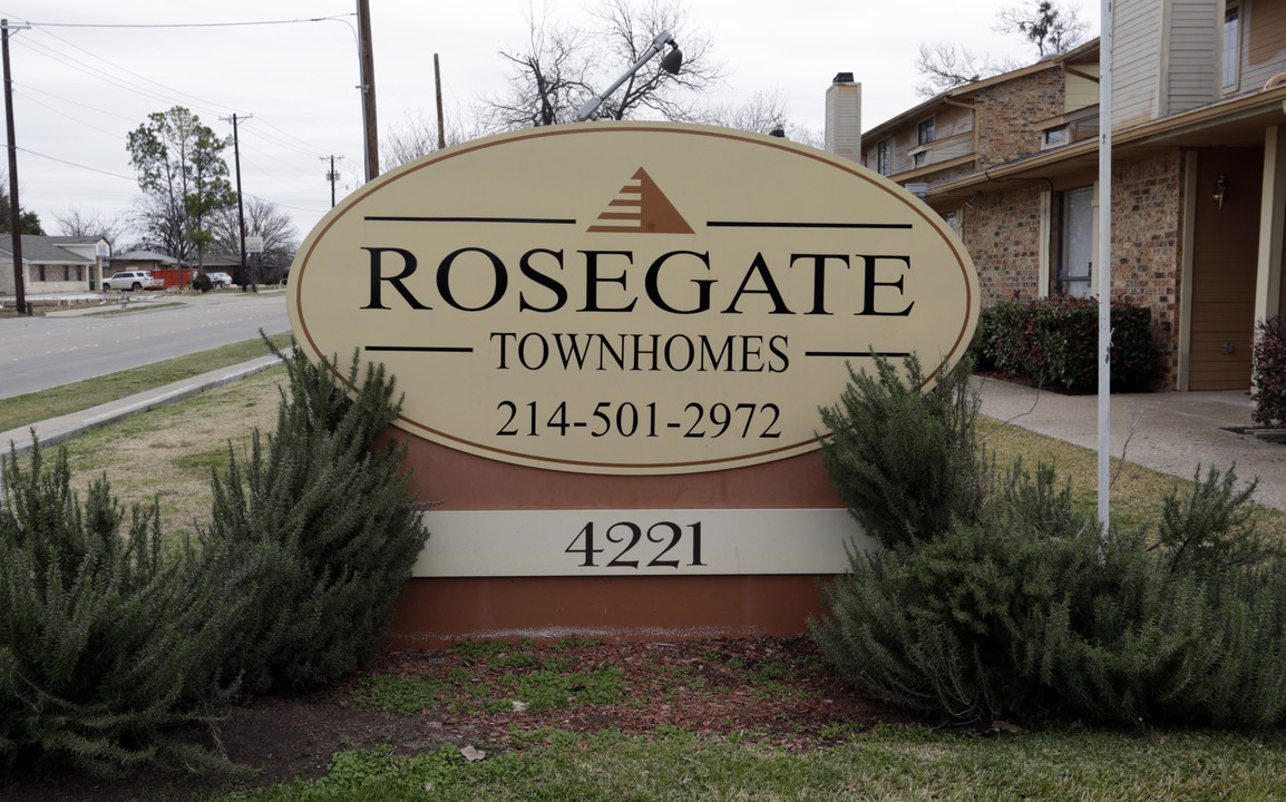 Rosegate Townhomes in Garland, TX - Foto de edificio