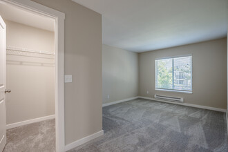 Hampshire Downs in Hillsboro, OR - Building Photo - Interior Photo