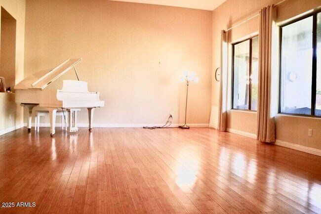 property at 962 W Bluebird Dr