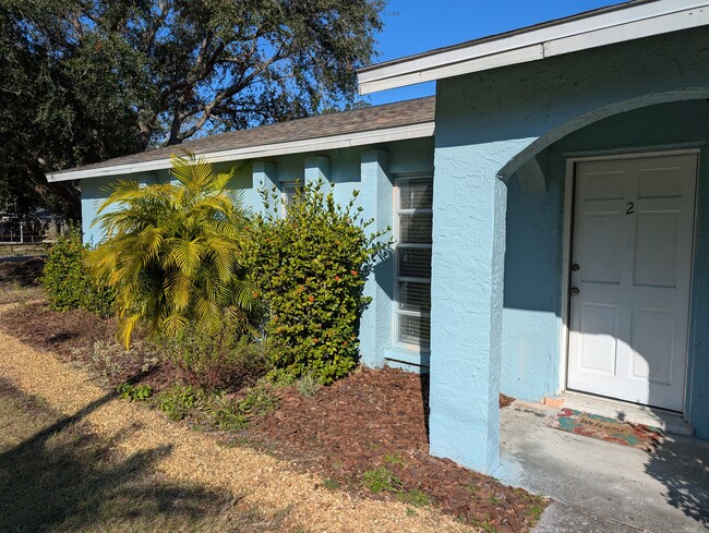 5651 Crestmont St, Unit 2 in Clearwater, FL - Building Photo - Building Photo