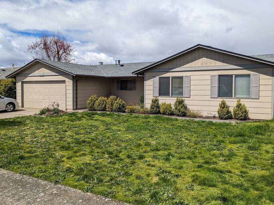 1613 River Rock Dr NE in Keizer, OR - Building Photo