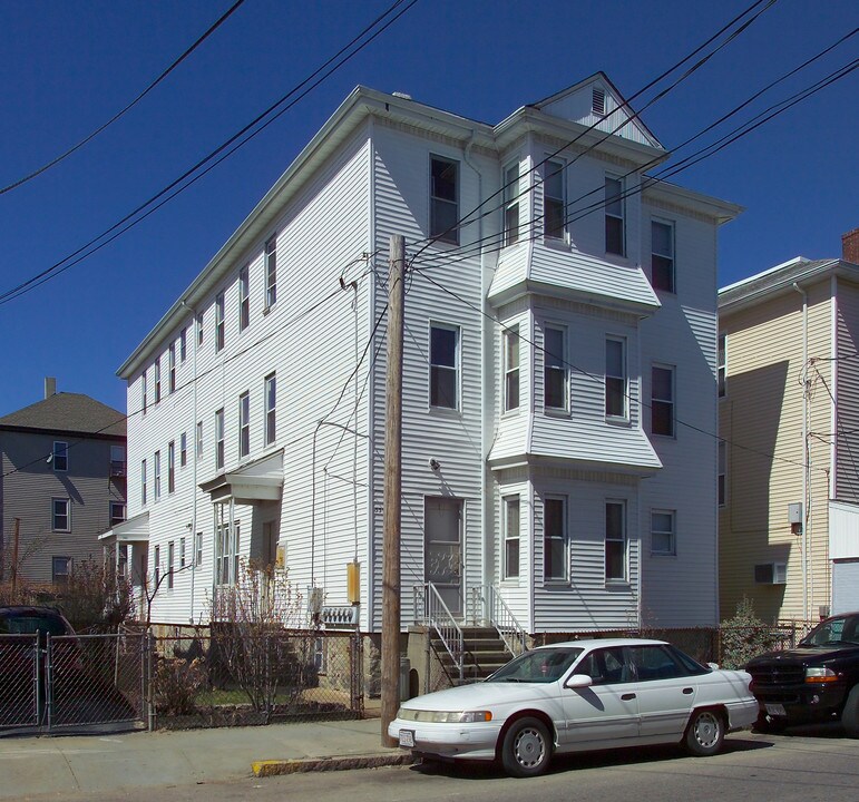 339 E Main St in Fall River, MA - Building Photo