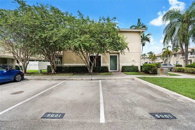 5901 Manchester Way in Tamarac, FL - Building Photo - Building Photo