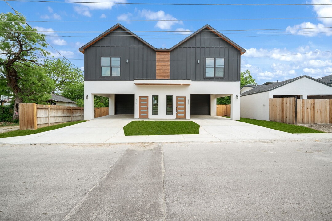 247 Princeton Ave, Unit Duplex Unit 201 in San Antonio, TX - Building Photo