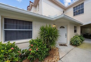 640 Lalique Cir, Unit 407 in Naples, FL - Foto de edificio - Building Photo