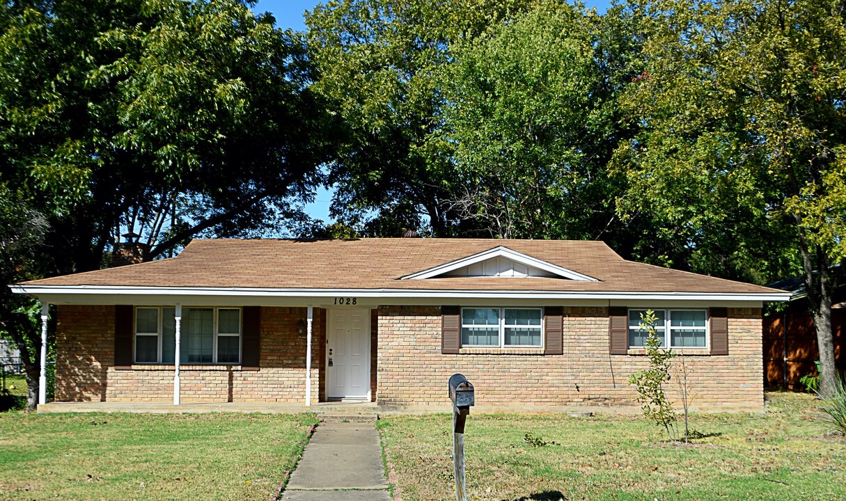 1028 Black St in Hurst, TX - Building Photo