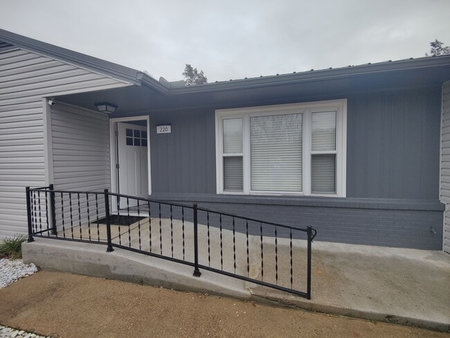 220 E Hendron Chapel Rd in Knoxville, TN - Foto de edificio - Building Photo