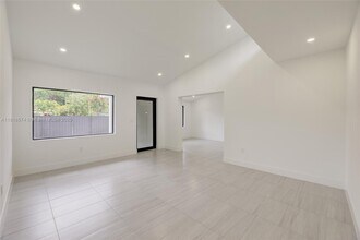 5895 SW 50th Terrace in Miami, FL - Building Photo - Building Photo