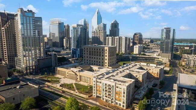 425 W Trade St, Unit 1FR in Charlotte, NC - Building Photo - Building Photo