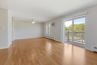 2423 N Kennicott Dr, Unit 3A in Arlington Heights, IL - Building Photo - Building Photo