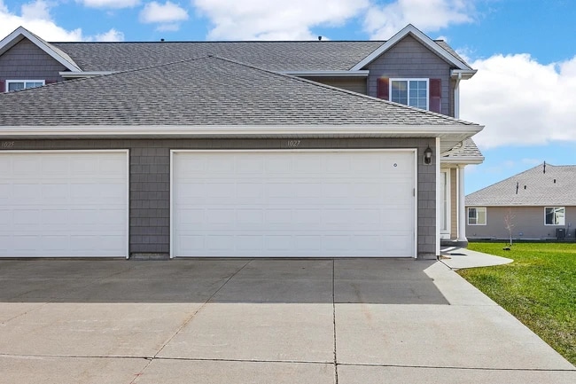 1027 Acacia Dr NE in Cedar Rapids, IA - Foto de edificio - Building Photo