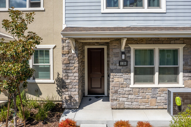 The Landing East in Fremont, CA - Foto de edificio - Building Photo